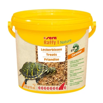 Żółte wiadro przysmaków dla żółwi Sera Raffy Nature, oznaczone jako 'Leckerbissen' i 'Carnivor', z grafiką żółwia i informacjami o wartości odżywczej.