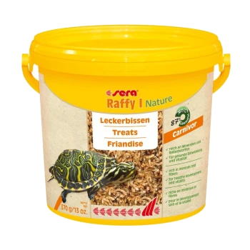 Gelber Eimer mit Sera Raffy Nature Schildkrötenleckereien, beschriftet mit "Leckerbissen" und "Carnivor", mit einer Schildkrötengrafik und Nährwertangaben.