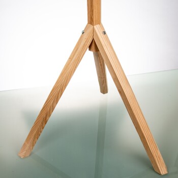 Holz-Stativständer mit drei schrägen Beinen, vor einem hellen Hintergrund, der ein minimalistisches Design zeigt.