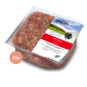 Ein quadratisches weißes Geschirr gefüllt mit rohem Tierfutter, mit einer Mischung aus Hackfleisch und Gemüse, auf einer Holzoberfläche platziert.