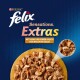 Purina Felix Sensations Extras Katzenfutter mit Stückchen von Huhn und Speck in Gelee, mit einer Nahaufnahme der Lebensmitteltextur.