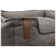 Grau Haustierbett mit einem Lederetikett, das "BE NORDIC" liest, und einem weichen, gemütlichen Design.