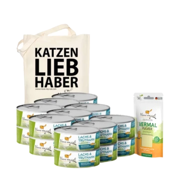 Eine Tragetasche mit dem Text "KATZEN LIEB HABER", umgeben von Dosen Katzenfutter mit der Aufschrift "Lachs & Truthahn" und einem Paket "Vermal Pulver."