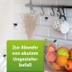 Küchenszene mit fliegenden Insekten, einer bunten Obstschale und einer weißen Tasse an Haken. Text: "Zur Abwehr von akutem Ungezieferbefall."