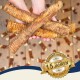 Hände halten drei große, strukturierte Hundekausnacks zwischen kleineren Leckereien auf einem Holzuntergrund, mit einem "Beste Qualität" und "15 Jahre" Abzeichen.
