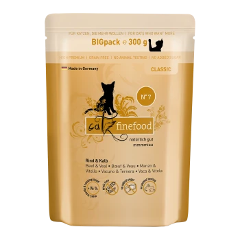 Goldene Verpackung von Catz Finefood, einem 300g getreidefreien Katzenfutter, mit einer Silhouette einer Katze, mit Text, der Rind- und Kalbfleischzutaten hervorhebt.