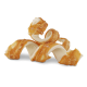 Ein Stapel von gedrehten, zähen Hundeleckerlis aus Rinderhaut, die mit einem herzhaften Aroma überzogen sind, vor einem weißen Hintergrund.
