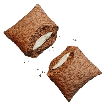 Zwei schokoladenaromatisierte, kissenförmige Haustiersnacks mit cremiger weißer Füllung, gezeigt aufgebrochen.