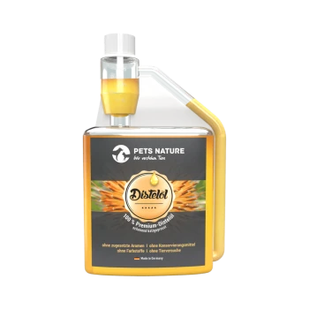 Flasche mit 100% Premium-Destillatöl von Pets Nature, mit einer gelben Flüssigkeit, Messkappe und Text auf Deutsch über Zutaten und Qualität.