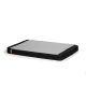 Schwarzes Haustierbett mit einer grauen Schlafoberfläche, mit einem eleganten Design und einem kleinen Logoetikett an der Seite.