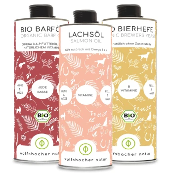 Drei Flaschen für Haustierergänzungen: rotes "BIO BARF" Öl, pinkes "LACHSÖL" Lachsöl und gelbes "BIO BIERHEFE" Hefe, alle mit Details beschriftet.