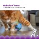 Eine verspielte orange Katze interagiert mit einem blauen Leckerli-spendenden Spielzeug, das "Wobble N' Treat" beschriftet ist und eine Federbefestigung hat.