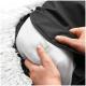 Die Hände einer Person werden gezeigt, die ein Haustierbett mit einem schwarzen gepunkteten Stoff und einer flauschigen weißen Fütterung aufreißen, wobei ein weißes Kissen im Inneren sichtbar wird.