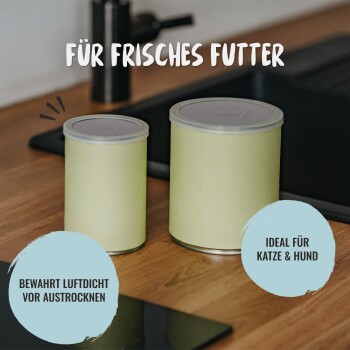 Zwei hellgrüne luftdichte Tierfutterbehälter, groß und klein, auf Holz. Text: "Für frisches Futter," "Bewahrt luftdicht," "Ideal für Katze & Hund."