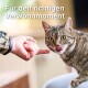 Eine Person, die sanft einen Finger in Richtung einer verspielten getigerten Katze ausstreckt, die sich die Lippen leckt, mit dem Text "Für den richtigen Verwöhmmoment" darüber.