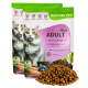 Hundefutterbeutel mit der Aufschrift "Mia's ADULT" auf lila Hintergrund, mit zwei Katzen und einem Haufen Trockenfutter, die proteinreiche Zutaten hervorheben.