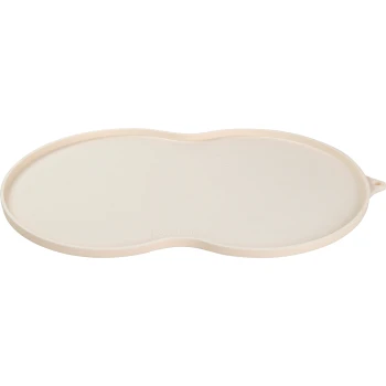 Eine beige Haustierfütterungsmatte mit einem erhöhten Rand, mit dem Markennamen "AniOne" auf einer Seite geprägt.