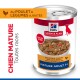 Boîte Hill's Science Plan Mature Adult 7+ nourriture humide pour chien, poulet et légumes ajoutés ; bol de ragoût ; texte visible « Chien Mature » et « Au poulet & légumes ajoutés ».