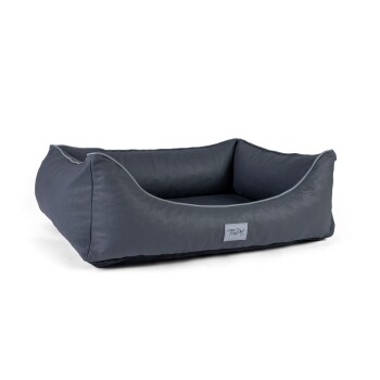 Graues rechteckiges Haustierbett mit erhöhten Seiten und einem "TruePet"-Etikett vorne, isoliert auf schwarzem Hintergrund.