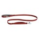 Eine rote Hundeleine mit gepolstertem Griff und einem Metallclip, mit einem 'RUFFWEAR'-Label.