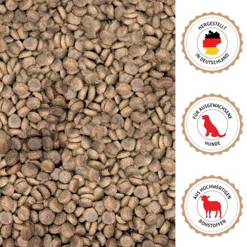 Nahaufnahme von Trockenfutter für Hunde mit Zutatenliste auf Deutsch: Lamm, getrocknete Kartoffeln, Geflügelfett, getrocknete Rübenschnitzel, Bierhefe, Mineralien.