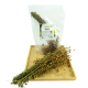 Getrocknete Leinsamenbündel auf einem Holztablett, mit einer klaren Tüte mit der Aufschrift "Flachshaaren", die weitere getrocknete Leinsamen enthält.