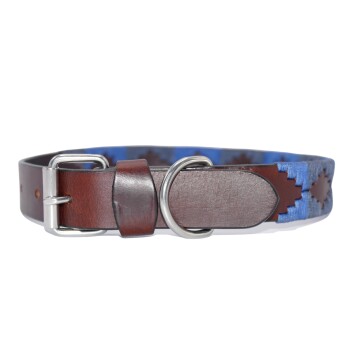 Ein stilvolles Hundehalsband mit einem braunen Lederäußeren und einem blauen und braunen gemusterten Innenfutter, komplett mit einer silbernen Schnalle und D-Ring.