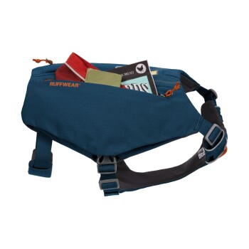 Eine blaue Haustier-Hüfttasche von Ruffwear, teilweise gefüllt mit Hundeleckereien und Zubehör, mit verstellbaren Riemen und einem sicheren Verschluss.