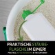 Weißer Staubflasche mit grünem Deckel in einem Pulverbehälter, beschriftet: "Praktische Staubflasche im Eimer!"