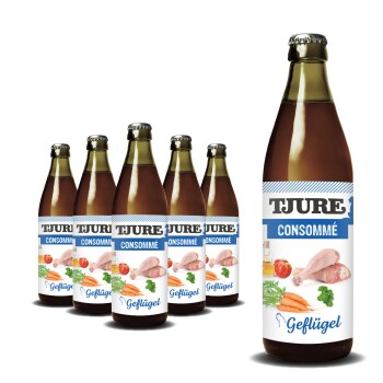 Fünf Flaschen TJURE Consommé, mit einem Etikett, das Bilder von Huhn, Tomaten, Karotten und Petersilie zeigt, mit dem Aufdruck 'Geflügel.'