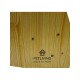Holzschild mit natürlicher Oberfläche, das das Logo "PETLIVING" und den Text "Platz zum Genießen" darunter zeigt.
