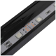 LED-Lichtleiste mit roten und grünen Dioden, montiert auf einem schwarzen Hintergrund, zeigt eine Nahaufnahme der Leiterplatte.