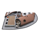 Eine verspielte Katze, die aus einem braunen Filztunnel auf einer grauen Matte hervorkommt, umgeben von einem Kratzbrett, Spielzeugen und einem gemütlichen Versteck.
