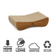 Kratzbaum für Katzen mit geschwungenem Design, mit einem Holzsockel und einer beigen Kratzfläche; enthält umweltfreundliche Ansprüche und Stabilitätssymbole.
