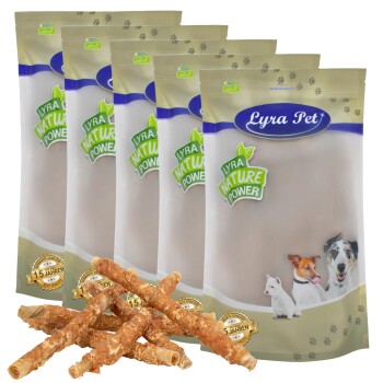 Vier Beutel Lyra Pet natürliche Hundeleckerlis, mit einer Grafik von einem Hund und einer Katze, mit mehreren Kaustangen davor.