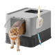 Eine hellorange Katze mit einem Halsband verlässt eine moderne, grau-schwarze Katzentoilette mit einer transparenten Tür und einem Schaufelhalter.