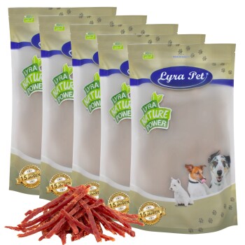 Fünf Taschen mit Lyra Pet natürlichen Haustierleckereien mit einem Logo, das einen Hund und eine Katze auf der Verpackung zeigt, und Fleischstreifen davor.