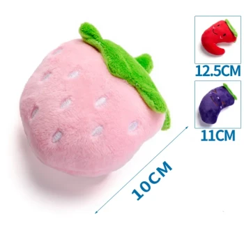 Plüschiges pinkes Erdbeer-Haustierspielzeug mit grünen Blättern, 10 cm groß, mit kleineren roten und violetten Plüschspielzeugen gezeigt.