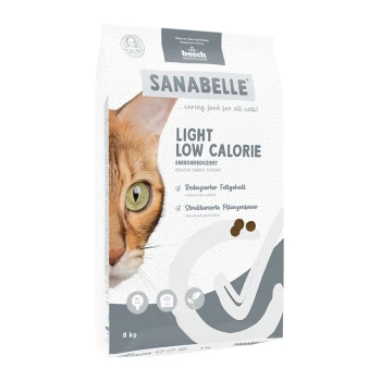 Eine Katzenfuttertüte mit einer Nahaufnahme des Gesichts einer orangefarbenen Katze, beschriftet mit "SANABELLE LIGHT LOW CALORIE" mit Nährwertangaben auf Deutsch.