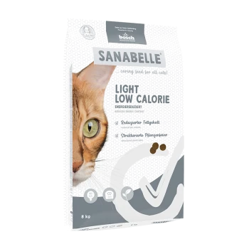Eine Katzenfuttertüte mit einer Nahaufnahme des Gesichts einer orangefarbenen Katze, beschriftet mit "SANABELLE LIGHT LOW CALORIE" mit Nährwertangaben auf Deutsch.