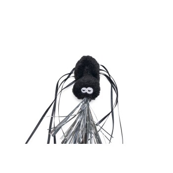 Schwarzes, flauschiges Spinnen-Katzenspielzeug mit silbernen und schwarzen Bändern auf weißem Hintergrund.