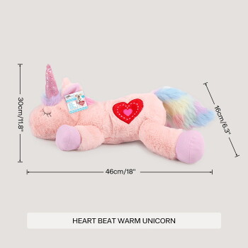 Rosa Plüsch-Einhorn mit glitzerndem Horn, Regenbogenschwanz und Herzaufnäher; Text 'HEART BEAT WARM UNICORN'.