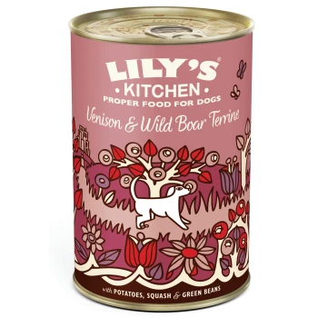 Dose mit Hundefutter von Lily's Kitchen, die "Wildschwein- und Rehterrine" zeigt, mit Illustrationen eines Hundes, Blumen und Gemüse.