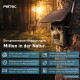 Pettec-Solar-Wildkamera mit Solarpanel an einem Baum befestigt, Reh im sonnenbeschienenen Wald; Text 'Mitten in der Natur'.