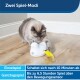 Eine hellgraue Katze spielt mit einem weißen Spielzeug mit einer gelben Feder. Der Text enthält "Zwei Spiel-Modi" und andere Spieldetails.