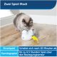 Eine hellgraue Katze spielt mit einem weißen Spielzeug mit einer gelben Feder. Der Text enthält "Zwei Spiel-Modi" und andere Spieldetails.