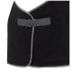 Schwarzer Fleece-Haustiermantel mit grauen Akzenten und einem sicheren Riemenverschluss. Ideal, um Haustiere warm zu halten.