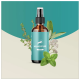 Flasche mit HundPur Zahnreinigungsspray für Hunde, mit einem türkisfarbenen Etikett, auf dem die Texte "Zähne" und "Dentalcomplex" stehen, umgeben von frischen Kräutern.