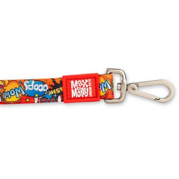 Bunte Haustierleine mit Comic-Stil Text und einem roten Etikett mit der Aufschrift "Max & Molly Urban Pets" und einem Metallverschluss.
