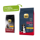Twee zakken Select Gold hondenvoer, de ene gelabeld "Medium Junior" en de andere "Medium Junior Complete," met een opmerking die zegt "Nieuw ONTWERP, dezelfde KWALITEIT."